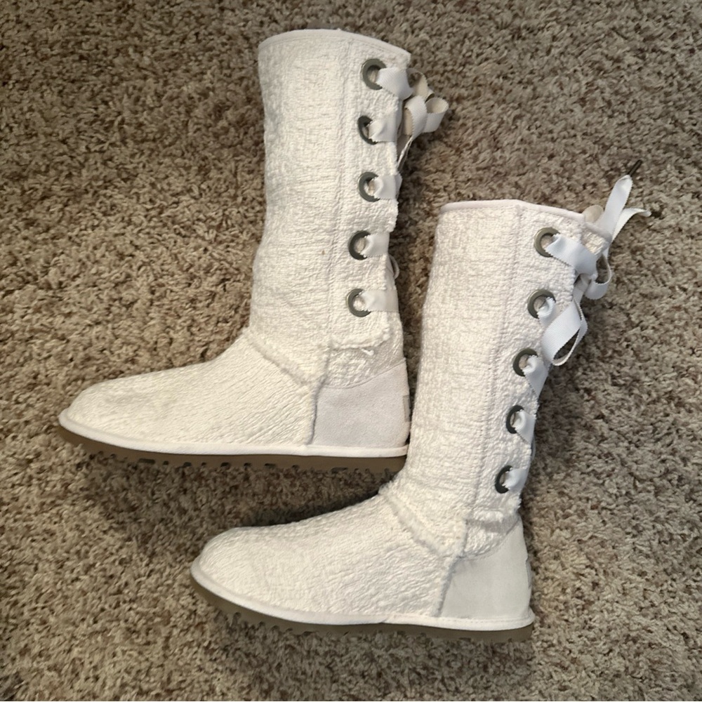 UGG Women’s Size 6 Cream Heirloom Lace-Up Boots Never Worn